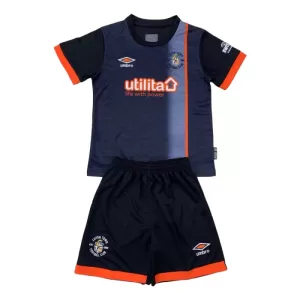 Luton Town Auswärtstrikot 24/25 für Kinder Luton Town Auswärtstrikot 24/25 für Kinder