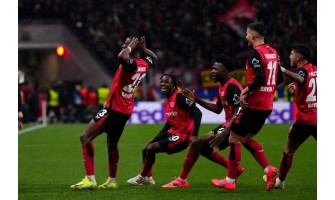 Die Siegesfahne kann bis zum Schlusspfiff immer nach links oder rechts geneigt sein Die Siegesfahne kann bis zum Schlusspfiff immer nach links oder rechts geneigt sein