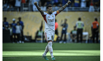 Auch das zunehmende Alter lässt die Fußballbegeisterung der erfahrenen Fußballfans nicht aufhalten. Auch das zunehmende Alter lässt die Fußballbegeisterung der erfahrenen Fußballfans nicht aufhalten.