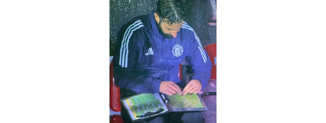 Manchester United erlitt im Ligapokal eine überraschende 13:14-Niederlage gegen den Zweitligisten Grimsby. Manchester United erlitt im Ligapokal eine überraschende 13:14-Niederlage gegen den Zweitligisten Grimsby.