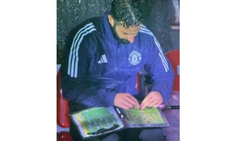 Manchester United erlitt im Ligapokal eine überraschende 13:14-Niederlage gegen den Zweitligisten Grimsby.