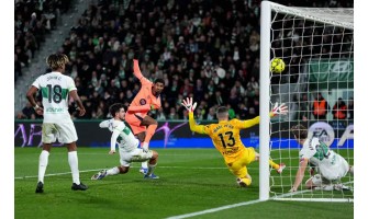 Rot und Blau gegen Reinweiß: Das Duell der Trikots und Throne zwischen den beiden Giganten der La Liga