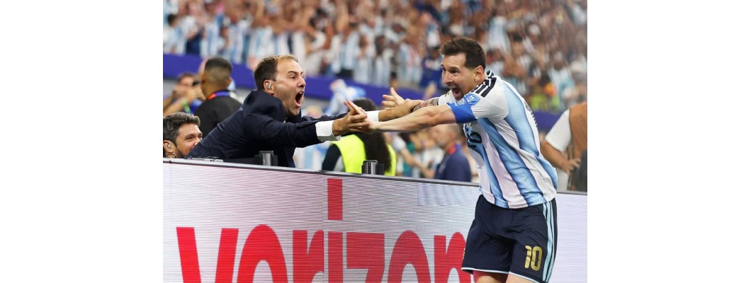 Während Haaland einen jugendlichen Sturm entfesselt, schreibt Messi mit der Zeit ein unsterbliches Epos. Während Haaland einen jugendlichen Sturm entfesselt, schreibt Messi mit der Zeit ein unsterbliches Epos.